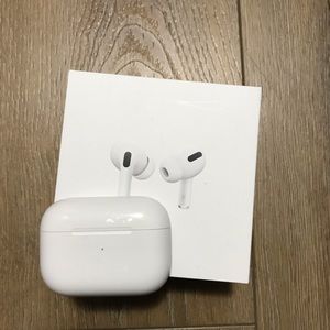 AirPod Pro Noise Cancellation w Wireless Charging Case